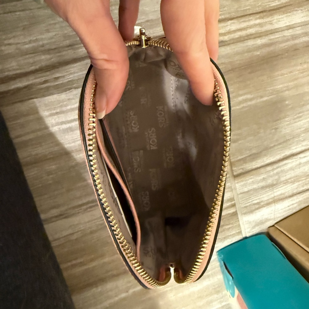 MICHAEL MICHAEL KORS CINDY TRAVEL POUCH - Picture 3 of 4